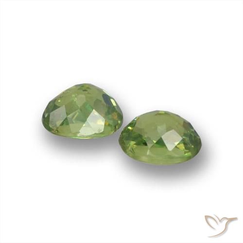 Shop natural 0.80ct Vert moyen Grenat démantoïde gems, ovale, from Namibie at GemSelect. In stock, global shipping!