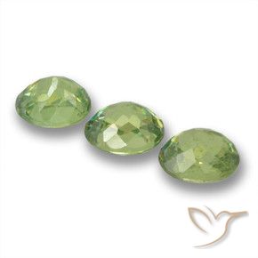 Shop natural 1.13ct Vert jaunâtre Grenat démantoïde gems, ovale, from Namibie at GemSelect. In stock, global shipping!