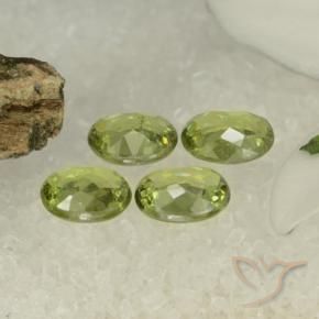Shop natural 1.48ct Vert moyen Grenat démantoïde gems, ovale, from Namibie at GemSelect. In stock, global shipping!