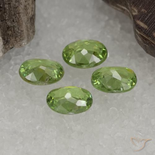 Shop natural 1.45ct Vert chaud Grenat démantoïde gems, ovale, from Namibie at GemSelect. In stock, global shipping!