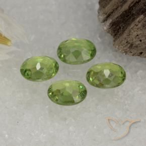 Shop natural 1.63ct Vert moyen Grenat démantoïde gems, ovale, from Namibie at GemSelect. In stock, global shipping!