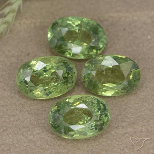 Shop natural 2.74ct Vert moyen Grenat démantoïde gems, ovale, from Namibie at GemSelect. In stock, global shipping!