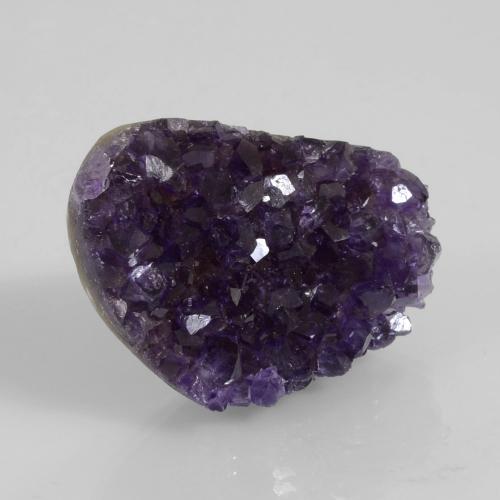 Druse d'améthyste violet naturelle forme fantaisie, 79,16 ct, opaque