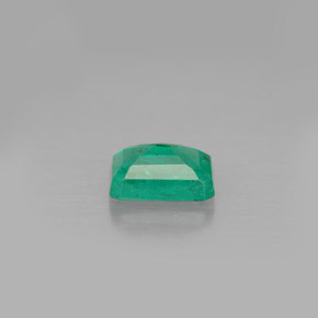 Émeraude Vert naturelle Taille émeraude, 0.64 ct, SI-I1