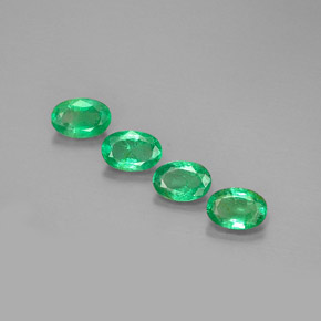 Achetez naturel ct Vert Émeraude gems, Coupe ovale, En provenance Colombie chez GemSelect. En stock, livraison internationale!