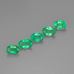 Achetez naturel ct vert émeraude gems, coupe ovale, en provenance colombie chez gemselect. en stock, livraison internationale!