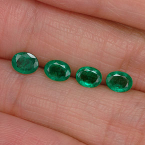 Achetez naturel ct vert émeraude gems, coupe ovale, en provenance colombie chez gemselect. en stock, livraison internationale!