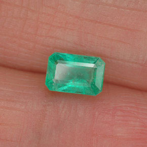 Émeraude vert naturelle taille émeraude, 0,58 ct, SI-I1