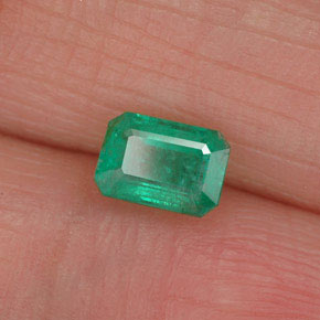 Émeraude vert naturelle taille émeraude, 0,58 ct, SI-I1