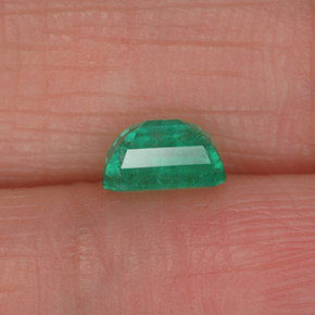 Émeraude vert naturelle taille émeraude, 0,58 ct, SI-I1