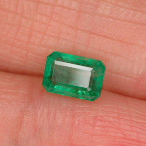 Émeraude vert naturelle taille émeraude, 0,55 ct, SI-I1
