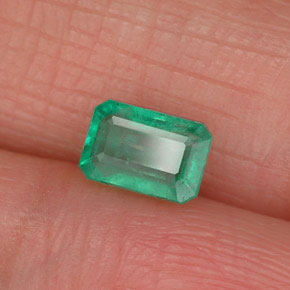 Émeraude vert naturelle taille émeraude, 0,72 ct, SI-I1