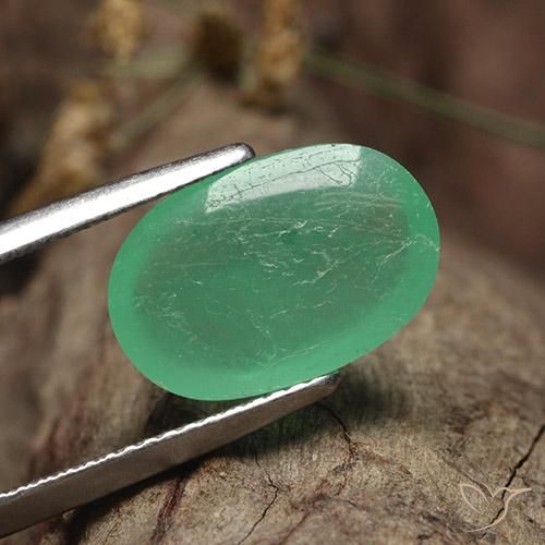 Émeraude Vert clair naturelle ovale, 5.53 ct, Translucide