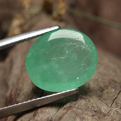 Émeraude Vert pistache naturelle ovale, 7.67 ct, Translucide