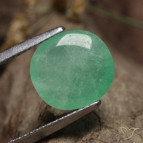 Émeraude Vert clair naturelle ovale, 5.38 ct, Translucide