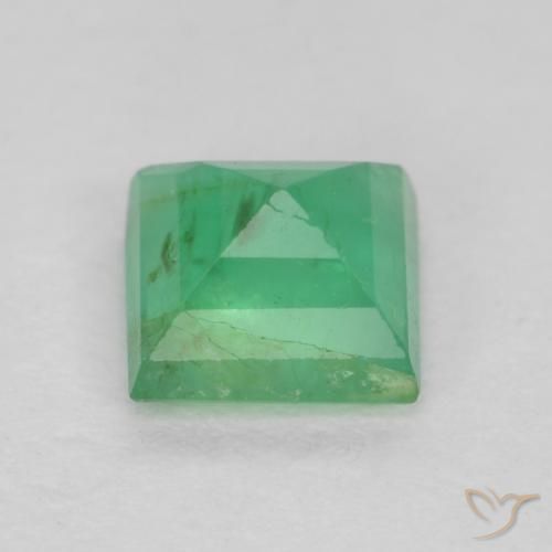 Émeraude Vert jaunâtre naturelle Carré, 0.38 ct, VS-SI
