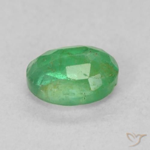 Émeraude Vert jaunâtre naturelle ovale, 0.35 ct, SI