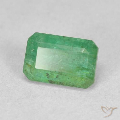 Émeraude Vert jaunâtre naturelle Octogone / coupe Émeraude, 0.63 ct, SI