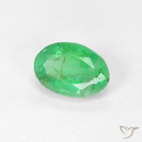 Émeraude Vert jaunâtre naturelle ovale, 0.57 ct, SI