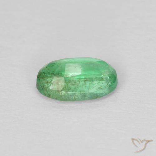 Émeraude Vert jaunâtre pâle naturelle ovale, 0.21 ct, VS-SI