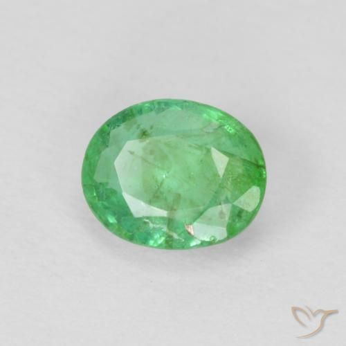Émeraude Vert jaunâtre naturelle ovale, 0.40 ct, VS-SI