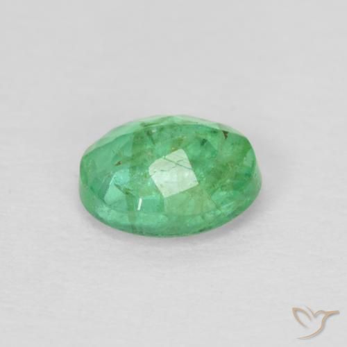 Émeraude Vert jaunâtre naturelle ovale, 0.40 ct, VS-SI
