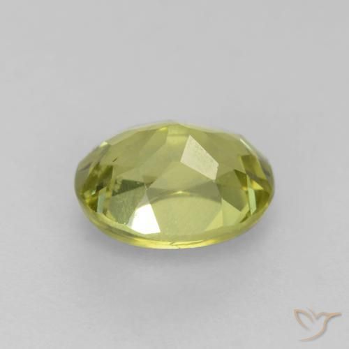 Grenat Grossularite Jaune verdâtre clair naturelle ovale, 0.66 ct, VS