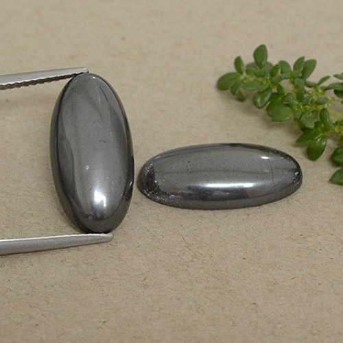 Achetez naturel 18.46ct Gris foncé Hématite gems, Coupe ovale, En provenance Brésil chez GemSelect. En stock, livraison internationale!