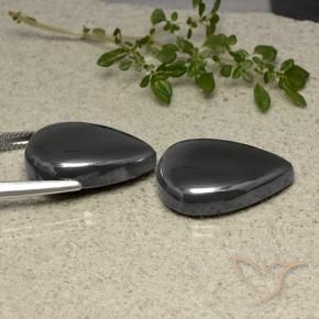 Shop natural 63.94ct Noir Gris Hématite gems, En forme de poire, from Brésil at GemSelect. In stock, global shipping!
