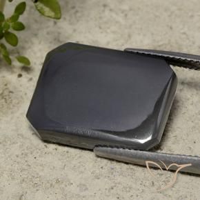 Hématite noir et gris naturelle taille émeraude, 16,50 ct, opaque