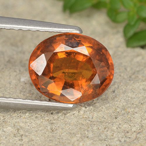 Grenat Hessonite Orange moyen-foncé naturelle ovale, 2.01 ct, VS-SI