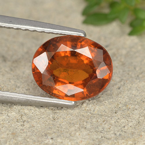 Grenat Hessonite Orange moyen-foncé naturelle Coupe ovale, 2.05 ct, VS-SI