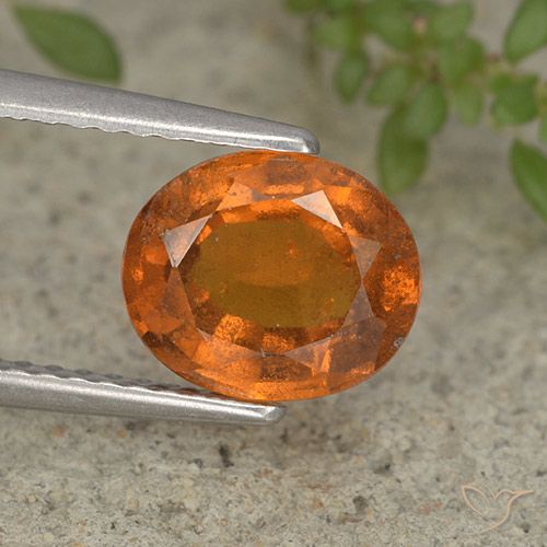 Grenat Hessonite Orange moyen naturelle ovale, 2.03 ct, VS-SI