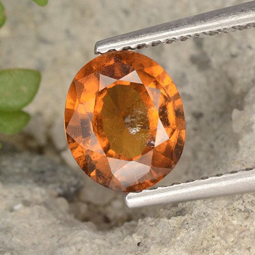 Grenat Hessonite Orange moyen-foncé naturelle ovale, 1.81 ct, VS
