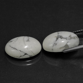 Howlite Blanc grisâtre naturelle ovale, 0.00 ct, Opaque