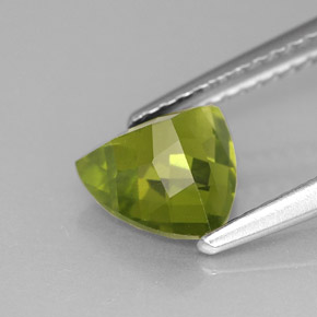 Idocrase Olive verte naturelle Trillion, 1.30 ct, VS