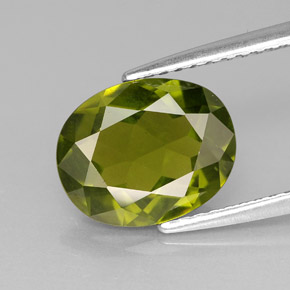 Idocrase Olive verte naturelle Coupe ovale, 2.56 ct, VS