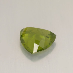 Idocrase Olive verte naturelle Trillion, 1.70 ct, VS-SI