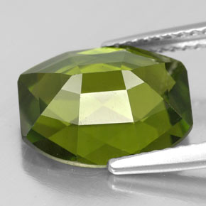 Idocrase Olive verte naturelle Coupe coussin, 4.70 ct, VS