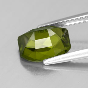 Idocrase vert naturelle forme fantaisie, 2,33 ct, VS