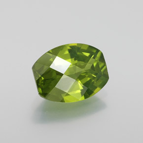 Idocrase Olive verte naturelle Forme fantaisie, 1.89 ct, VS