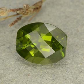 Idocrase Olive verte naturelle Forme fantaisie, 2.60 ct, VS
