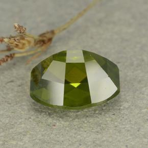 Idocrase Olive verte naturelle Forme fantaisie, 2.60 ct, VS