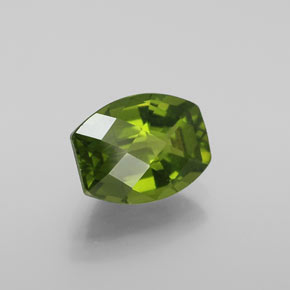 Idocrase Olive verte naturelle Forme fantaisie, 2.27 ct, VVS-VS