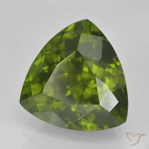 Idocrase Medium Dark-Green naturelle Trillion, 4.47 ct, VS