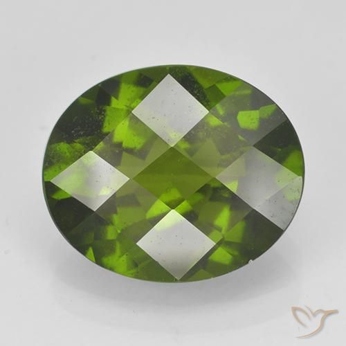 Idocrase vert naturelle coupe ovale, 4,00 ct, VS
