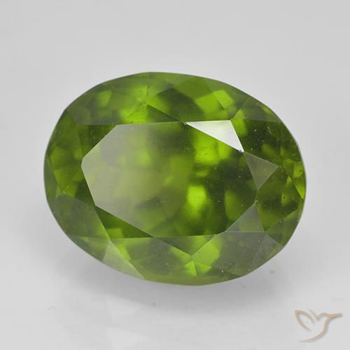 Idocrase Vert moyen naturelle ovale, 5.61 ct, VS