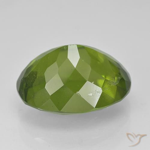 Idocrase Vert moyen naturelle ovale, 5.61 ct, VS