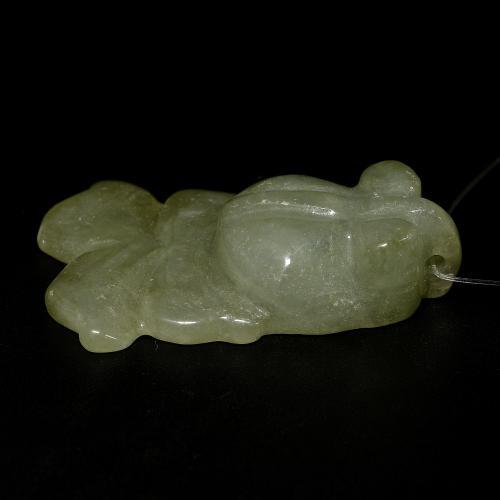 Jade vert terre pâle naturelle forme fantaisie, 30,72 ct, translucide