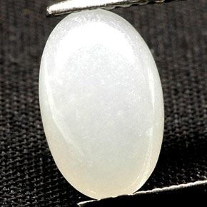 Jadéite blanc naturelle coupe ovale, 2,05 ct, translucide